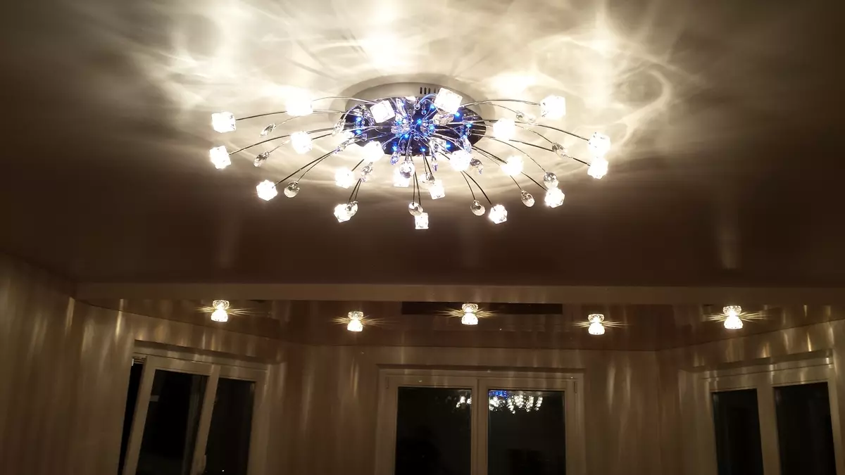 תאורה את התקרה המתיחה במסדרון (61 תמונות): כיצד לאתר מנורות לדגשת הסלון ללא נברשת? תכונות של תאורה נקודה, אפשרויות עבור המיקום של נורות LED 9617_29