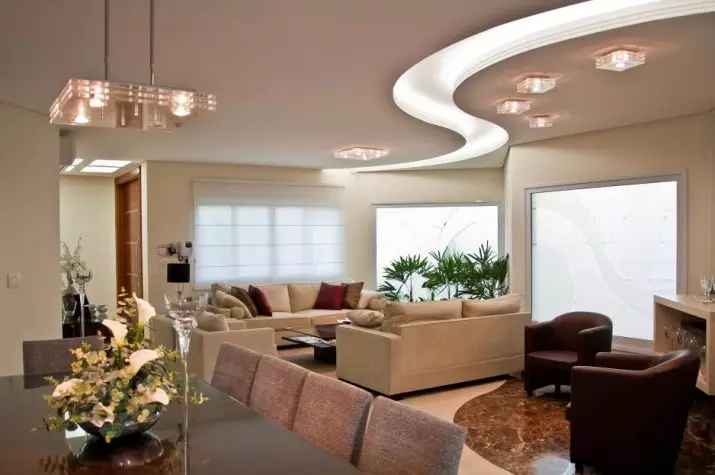 תאורה את התקרה המתיחה במסדרון (61 תמונות): כיצד לאתר מנורות לדגשת הסלון ללא נברשת? תכונות של תאורה נקודה, אפשרויות עבור המיקום של נורות LED 9617_3