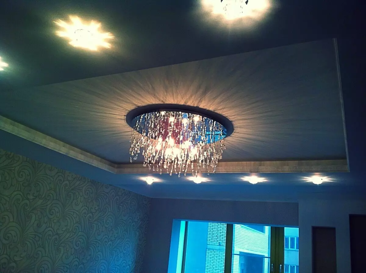 បំភ្លឺពិដានលាតសន្ធឹងនៅសាល (61 រូបថត): របៀបរកទីតាំងចង្កៀងសម្រាប់ការបន្លិចនៅក្នុងបន្ទប់ដែលគ្មាន chandelier? លក្ខណៈពិសេសនៃភ្លើងបំភ្លឺចំណុចជម្រើសសម្រាប់ទីតាំងនៃអំពូល LED 9617_30