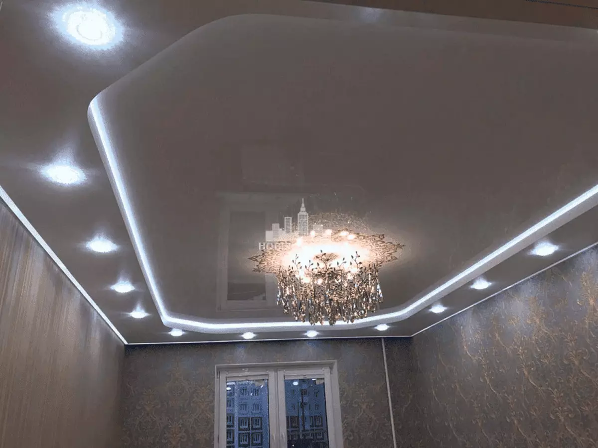 תאורה את התקרה המתיחה במסדרון (61 תמונות): כיצד לאתר מנורות לדגשת הסלון ללא נברשת? תכונות של תאורה נקודה, אפשרויות עבור המיקום של נורות LED 9617_32