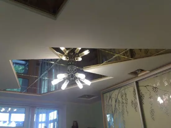 Het aansteken van de spanplafond in de hal (61 foto's): Hoe lampen te vinden voor het benadrukken in de woonkamer zonder een kroonluchter? Kenmerken van punt verlichting, opties voor de locatie van de LED-lampen 9617_39