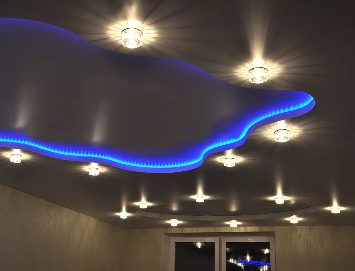 Lighting Stretch lagi saalis (61 fotot): kuidas leida lambid esiletõstmiseks elutoas ilma lühter? Objekti valgustuse omadused, LED-lambipirnide asukoha valikud 9617_40