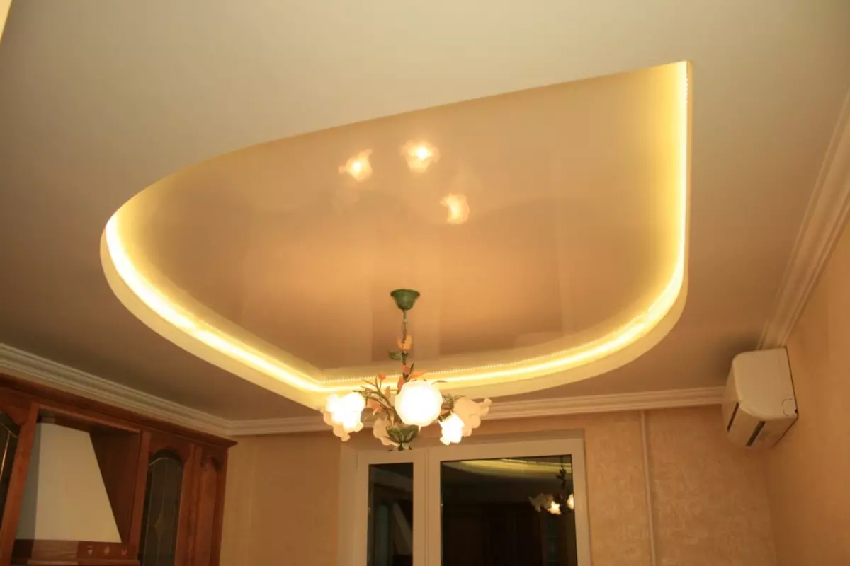תאורה את התקרה המתיחה במסדרון (61 תמונות): כיצד לאתר מנורות לדגשת הסלון ללא נברשת? תכונות של תאורה נקודה, אפשרויות עבור המיקום של נורות LED 9617_41