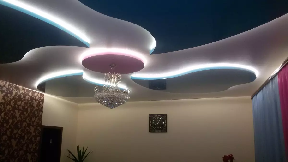 Het aansteken van de spanplafond in de hal (61 foto's): Hoe lampen te vinden voor het benadrukken in de woonkamer zonder een kroonluchter? Kenmerken van punt verlichting, opties voor de locatie van de LED-lampen 9617_43