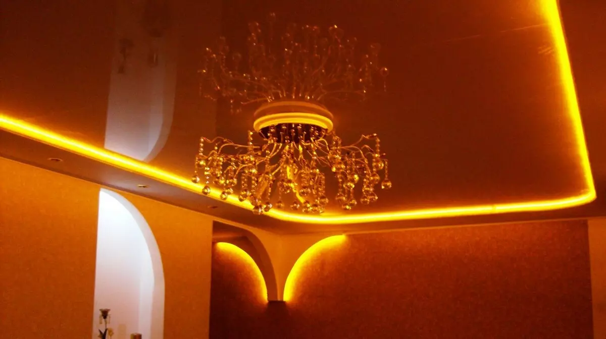 Het aansteken van de spanplafond in de hal (61 foto's): Hoe lampen te vinden voor het benadrukken in de woonkamer zonder een kroonluchter? Kenmerken van punt verlichting, opties voor de locatie van de LED-lampen 9617_44