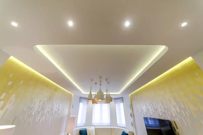 תאורה את התקרה המתיחה במסדרון (61 תמונות): כיצד לאתר מנורות לדגשת הסלון ללא נברשת? תכונות של תאורה נקודה, אפשרויות עבור המיקום של נורות LED 9617_45