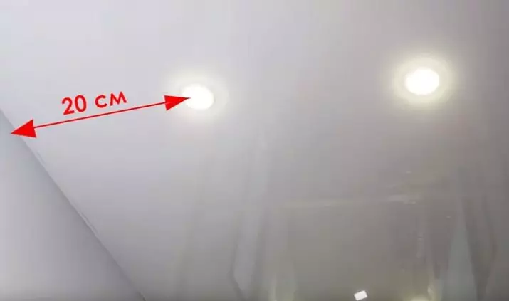 Menyalakan langit-langit peregangan di aula (61 foto): Cara menemukan lampu untuk menyoroti di ruang tamu tanpa lampu gantung? Fitur pencahayaan titik, opsi untuk lokasi bola lampu LED 9617_51