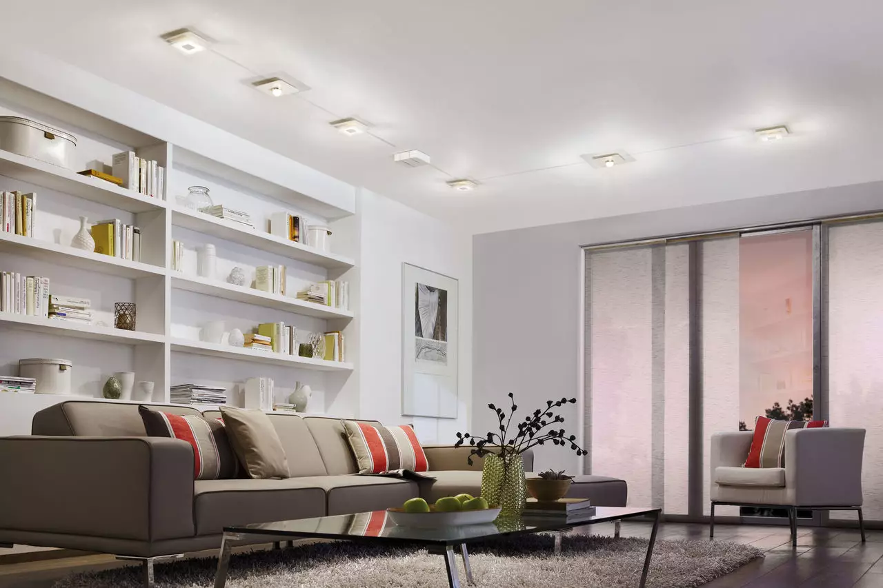 תאורה את התקרה המתיחה במסדרון (61 תמונות): כיצד לאתר מנורות לדגשת הסלון ללא נברשת? תכונות של תאורה נקודה, אפשרויות עבור המיקום של נורות LED 9617_58
