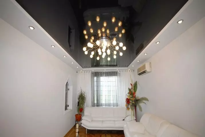 תאורה את התקרה המתיחה במסדרון (61 תמונות): כיצד לאתר מנורות לדגשת הסלון ללא נברשת? תכונות של תאורה נקודה, אפשרויות עבור המיקום של נורות LED 9617_61