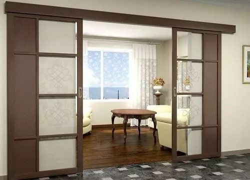 Stumdomos durys gyvenamojoje patalpoje (35 nuotraukos): pasirinkite vidinę durys kupė salėje ir dideli pločio vieno durų durų po interjere 9624_4