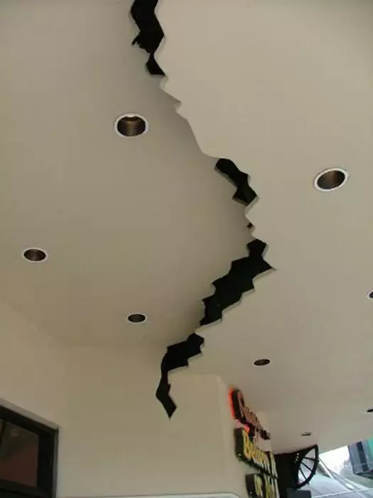 Трещины гипсокартон потолок. Трещины на гипсокартонном потолке. Дырка в натяжном потолке. Трещины на потолке из гипсокартона. Декорирование трещин на потолке.
