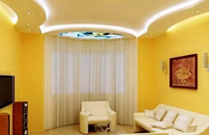 Duplexné stropy z sadrokartónu pre obývaciu izbu (49 fotiek): Možnosti dizajnu pre duplexné stropy s osvetlením v interiéri haly 9626_14