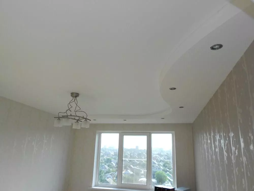 Duplexné stropy z sadrokartónu pre obývaciu izbu (49 fotiek): Možnosti dizajnu pre duplexné stropy s osvetlením v interiéri haly 9626_15