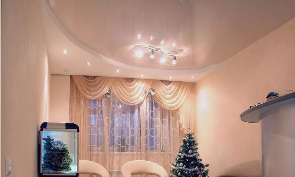 Duplexné stropy z sadrokartónu pre obývaciu izbu (49 fotiek): Možnosti dizajnu pre duplexné stropy s osvetlením v interiéri haly 9626_18