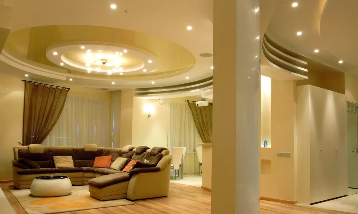 Duplexné stropy z sadrokartónu pre obývaciu izbu (49 fotiek): Možnosti dizajnu pre duplexné stropy s osvetlením v interiéri haly 9626_23