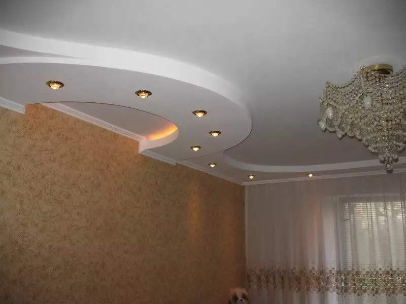 Duplexné stropy z sadrokartónu pre obývaciu izbu (49 fotiek): Možnosti dizajnu pre duplexné stropy s osvetlením v interiéri haly 9626_29