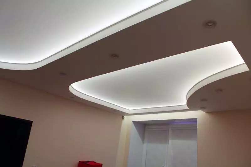 Duplexné stropy z sadrokartónu pre obývaciu izbu (49 fotiek): Možnosti dizajnu pre duplexné stropy s osvetlením v interiéri haly 9626_31