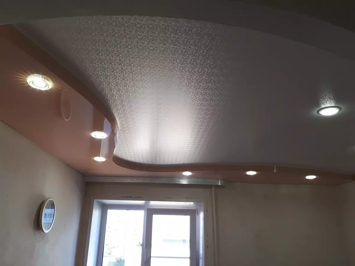 Duplexné stropy z sadrokartónu pre obývaciu izbu (49 fotiek): Možnosti dizajnu pre duplexné stropy s osvetlením v interiéri haly 9626_36