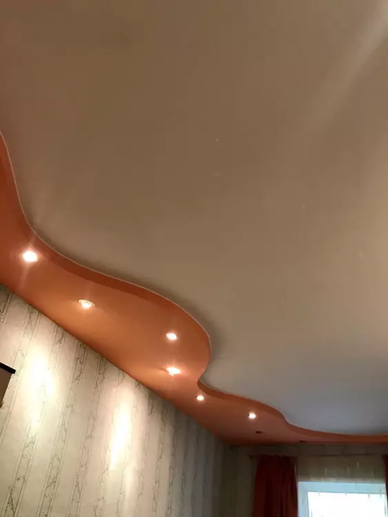 Duplextak gjorda av gipsbilar för vardagsrum (49 bilder): Designalternativ för dubbelsidiga tak med belysning i hallens inre 9626_42