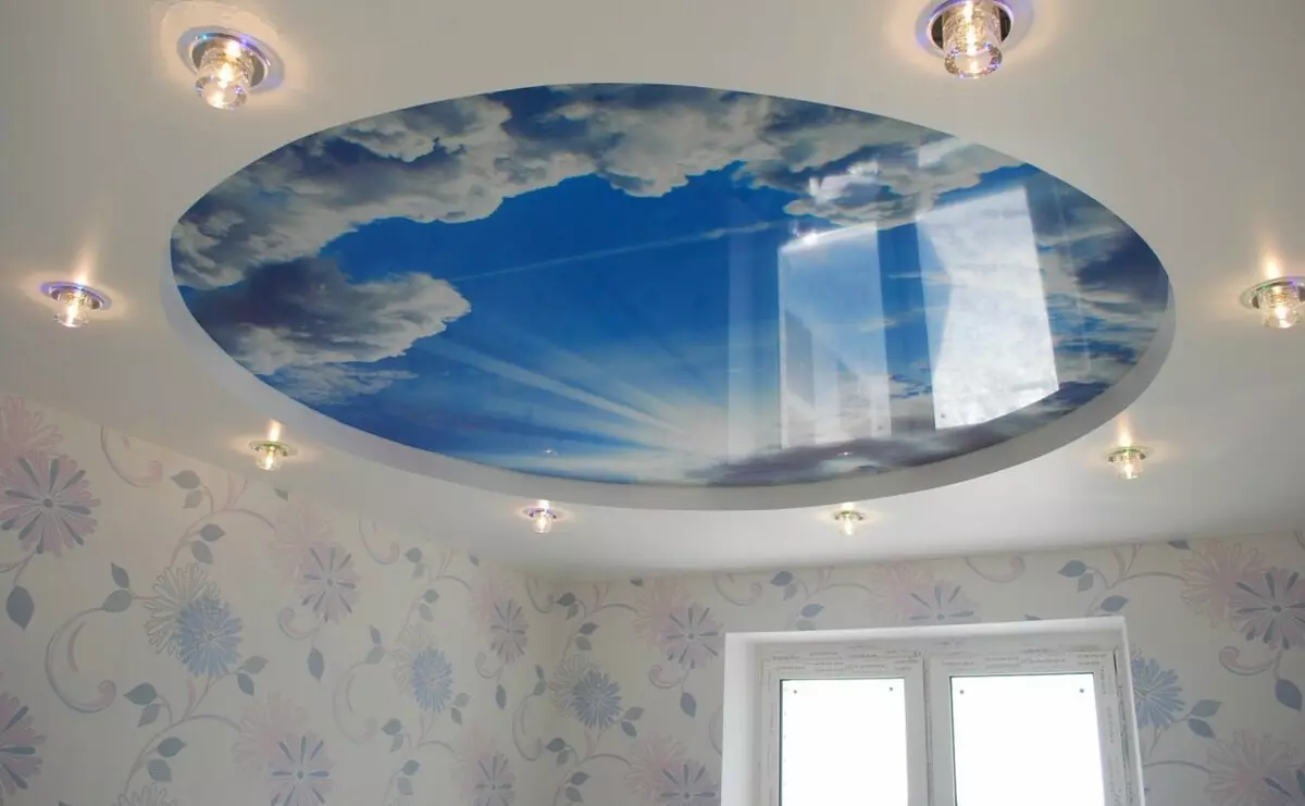 Duplexné stropy z sadrokartónu pre obývaciu izbu (49 fotiek): Možnosti dizajnu pre duplexné stropy s osvetlením v interiéri haly 9626_5