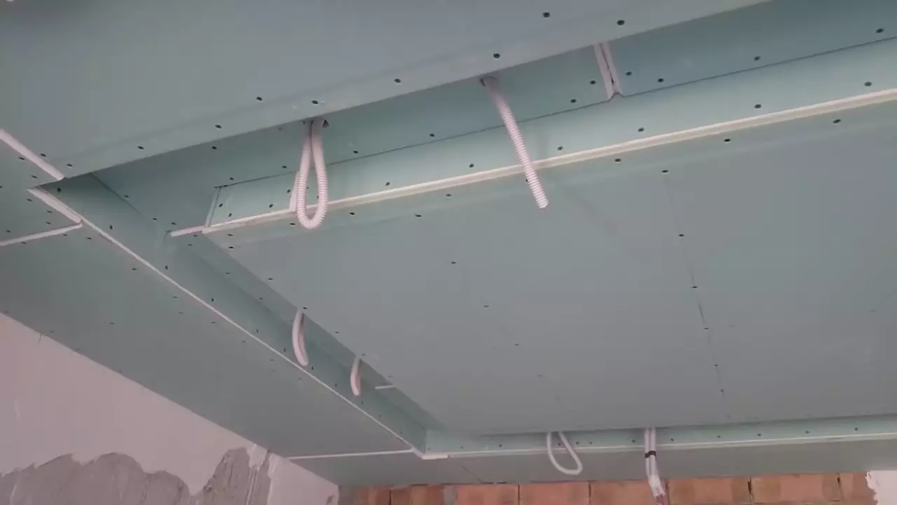 Duplexné stropy z sadrokartónu pre obývaciu izbu (49 fotiek): Možnosti dizajnu pre duplexné stropy s osvetlením v interiéri haly 9626_6
