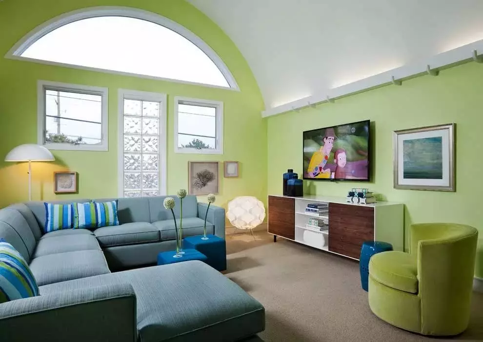 Warna dinding di ruang tamu (64 gambar): warna yang melukis dinding di dalam dewan dengan lantai cahaya? Idea moden reka bentuk dinding. Bagaimana untuk memilih pilihan terbaik untuk pedalaman? 9629_23