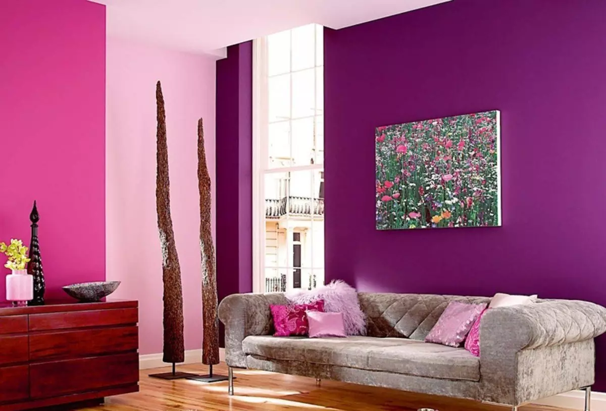 Warna dinding di ruang tamu (64 gambar): warna yang melukis dinding di dalam dewan dengan lantai cahaya? Idea moden reka bentuk dinding. Bagaimana untuk memilih pilihan terbaik untuk pedalaman? 9629_25