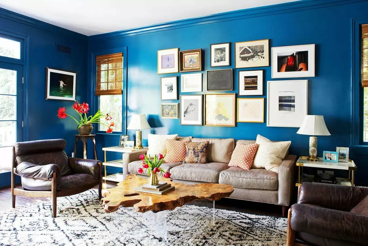 Ngjyra e mureve në dhomën e ndenjes (64 foto): Cila ngjyrë bojë muret në sallë me një kat të lehtë? Idetë moderne të dizajnit të murit. Si të zgjidhni opsionin më të mirë për të brendshmen? 9629_26