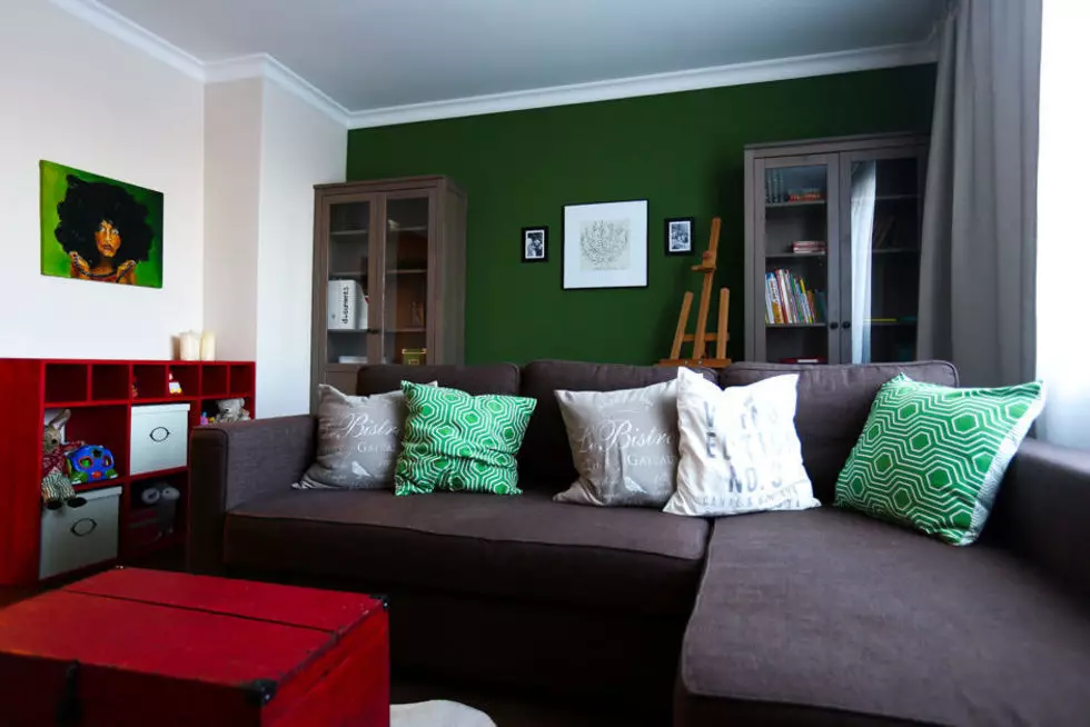 A cor das paredes na sala de estar (64 fotos): Que cor pinta as paredes no salón cun chan lixeiro? Ideas modernas de deseño de parede. Como elixir a mellor opción para o interior? 9629_49