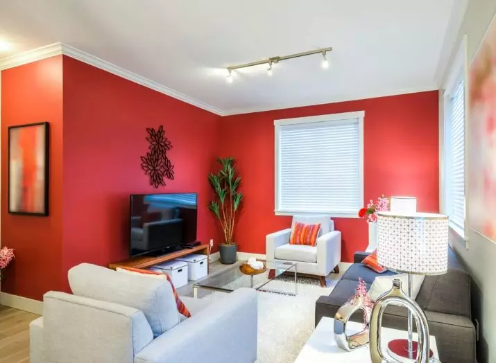 Warna dinding di ruang tamu (64 gambar): warna yang melukis dinding di dalam dewan dengan lantai cahaya? Idea moden reka bentuk dinding. Bagaimana untuk memilih pilihan terbaik untuk pedalaman? 9629_58