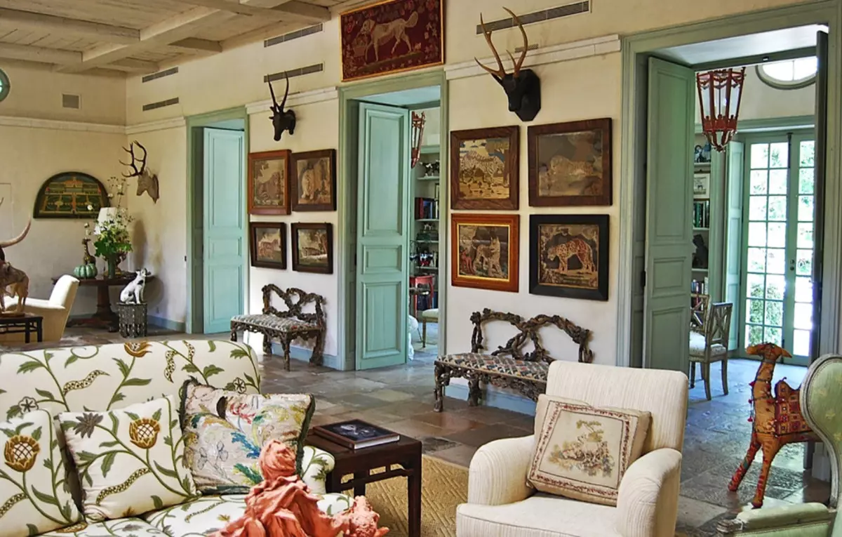 Sala de estar em Provence (104 fotos): Registro do interior de um salão pequeno e grande em um estilo de oliveira moderno, design de candelabro e outras nuances 9631_57
