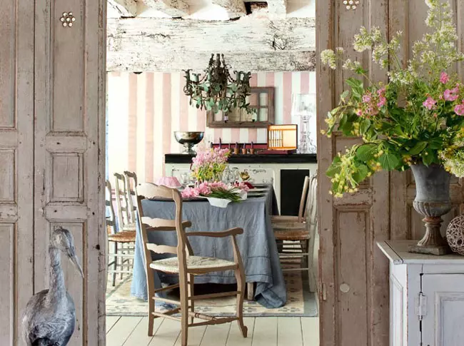 Sala de estar em Provence (104 fotos): Registro do interior de um salão pequeno e grande em um estilo de oliveira moderno, design de candelabro e outras nuances 9631_90