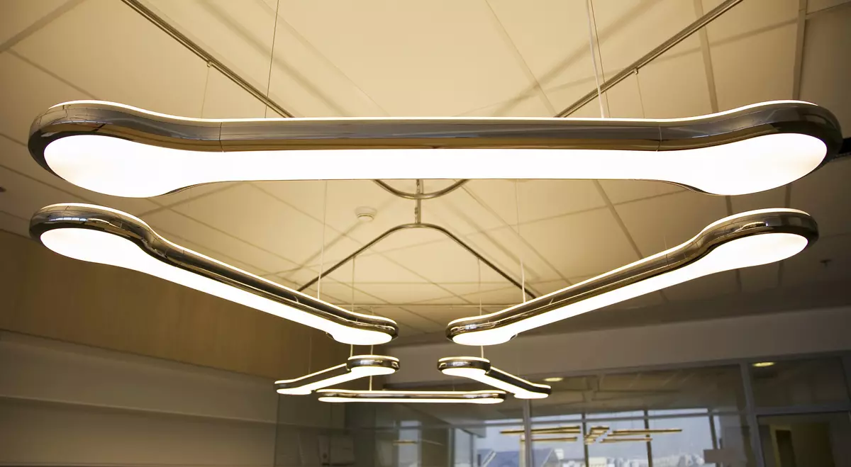 Luksus lysekroner med lavt loft (48 billeder): Flad og andre loft moderne lysekroner i et lavt loftrum 9632_42