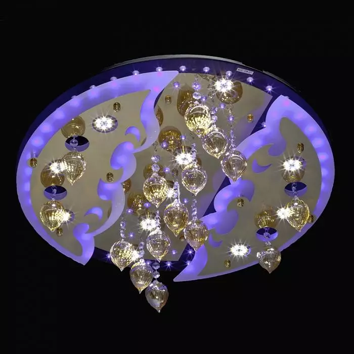 Chandeliers tare da low rufin (48 hotuna): lebur da sauran rufin chandeliers na zamani a cikin ɗakin rufin rufin 9632_48