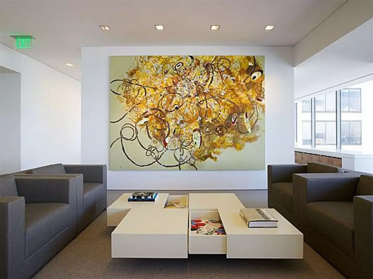 Lukisan di ruang tamu (44 foto): Pilih jenis gambar modular dan lainnya dalam gaya modern untuk interior aula di apartemen 9633_43
