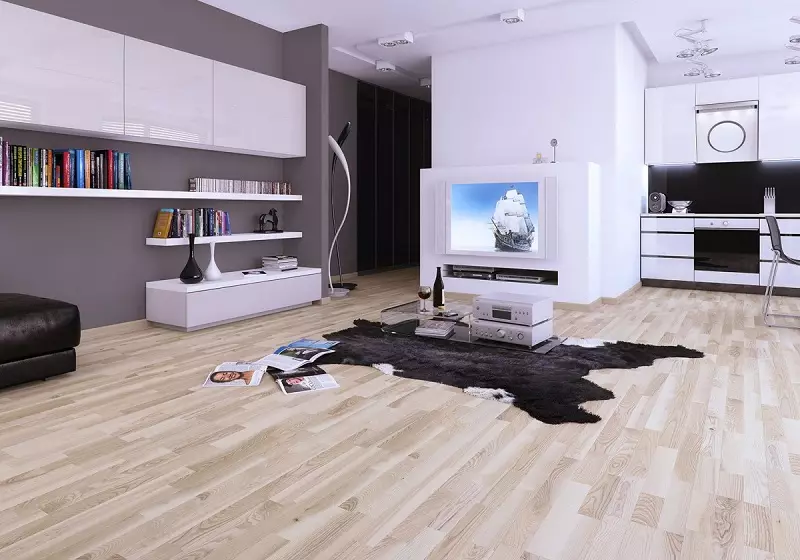 Laminat në dhomën e ndenjes (31 foto): Çfarë është më mirë të zgjidhni për sallën: tjegull ose petëzuar? Dekorimi i dyshemesë dhomë që jetojnë në apartament është gri, i lehtë dhe i errët petëzuar 9634_11