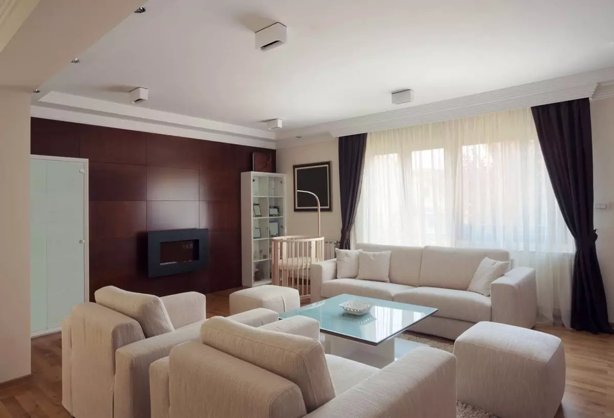 Soffitti elasticizzati opachi per la sala (40 foto): Come scegliere un soffitto elasticizzato per il soggiorno nell'appartamento? Soffitti bianchi con disegno e altre opzioni 9636_13
