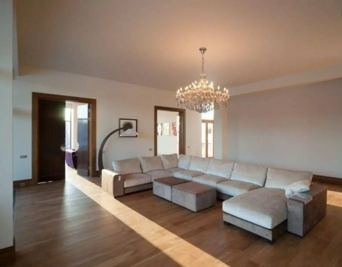 Мајт Рашири тавани за салата (40 фотографии): Како да изберете дел таванот за дневната соба во станот? Бели тавани со цртање и други опции 9636_17
