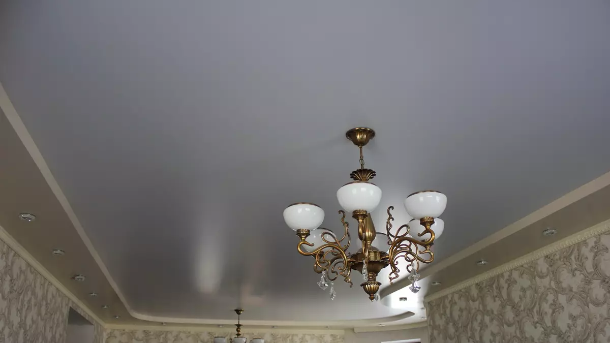 Matte Stretch stropy pre halu (40 fotografií): Ako si vybrať strop strop pre obývaciu izbu v byte? Biele stropy s výkresom a inými možnosťami 9636_19