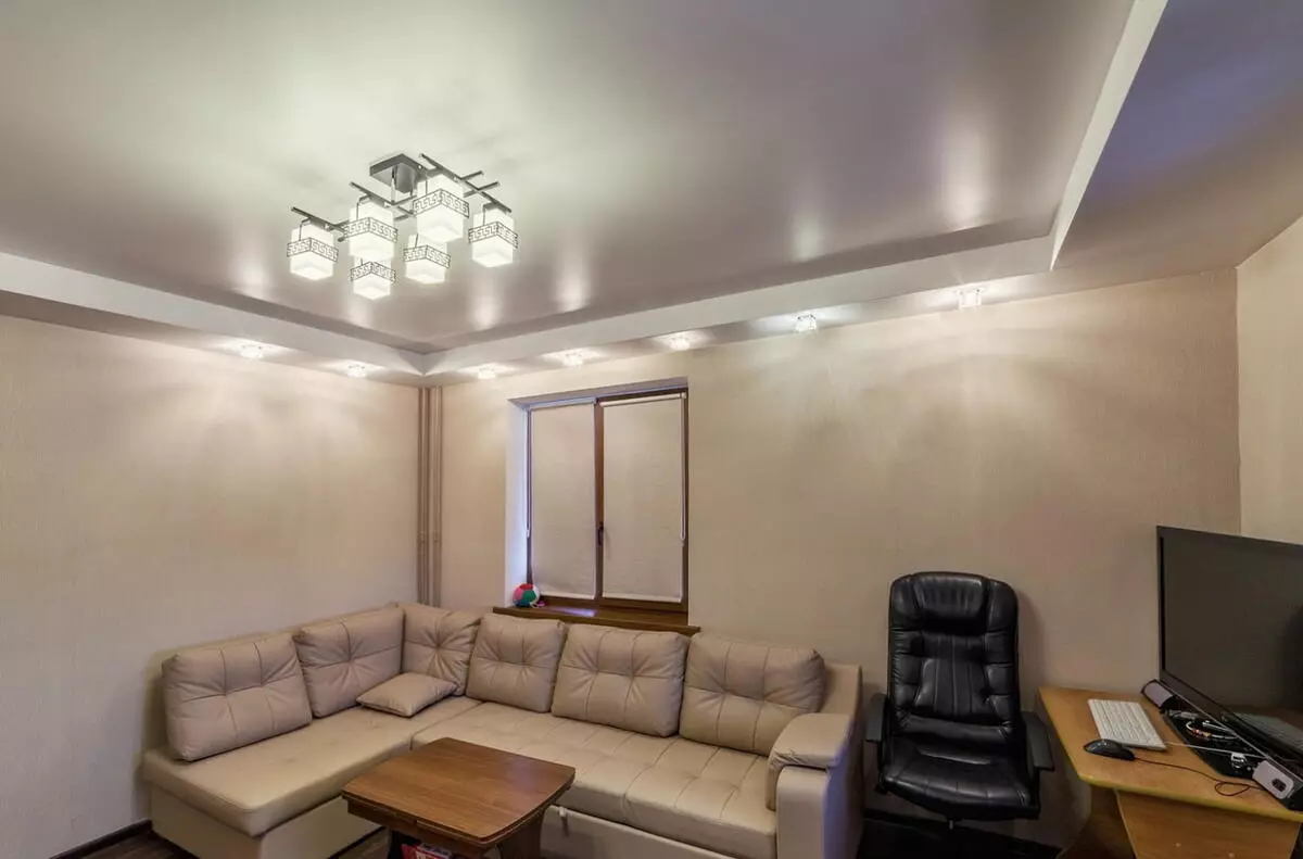 Plafoane de întindere mată pentru hol (40 de fotografii): Cum de a alege un plafon stretch pentru camera de zi din apartament? Plafoane albe cu desen și alte opțiuni 9636_3
