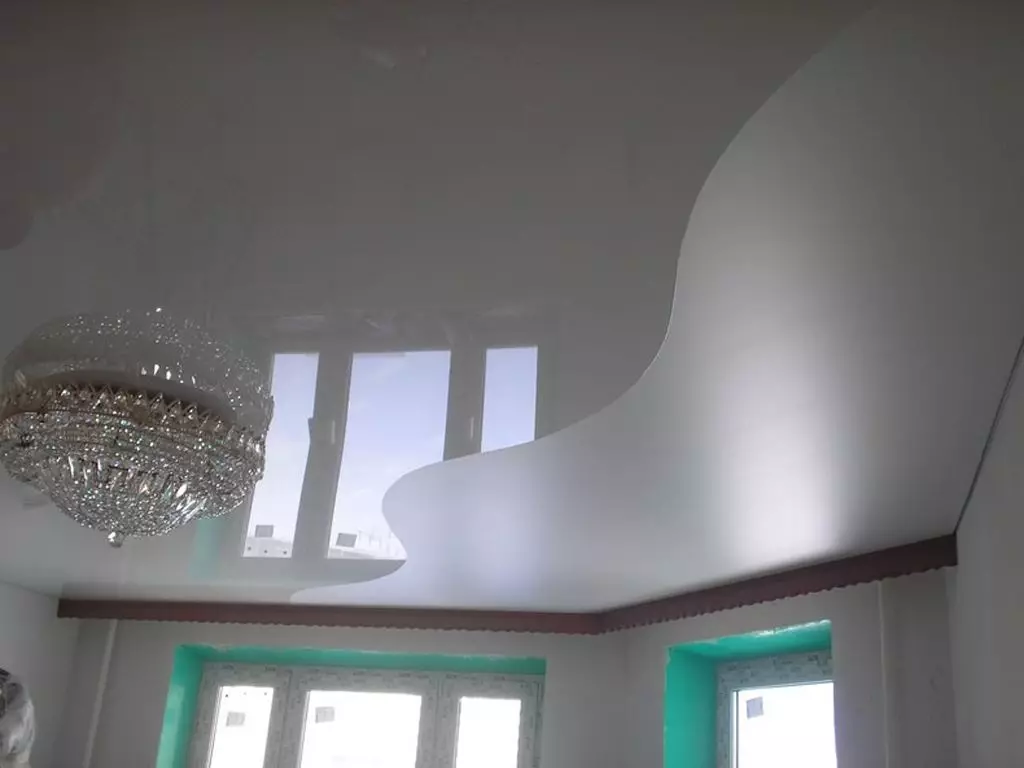Matte Stretch stropy pre halu (40 fotografií): Ako si vybrať strop strop pre obývaciu izbu v byte? Biele stropy s výkresom a inými možnosťami 9636_40
