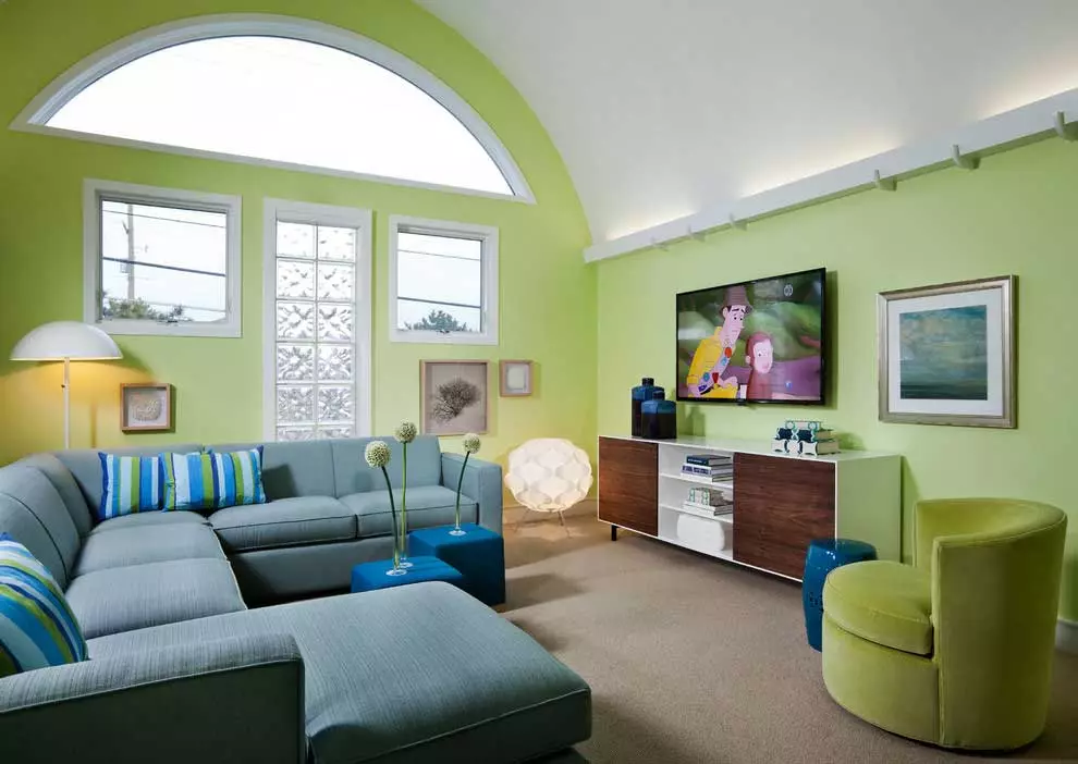Ruang tamu hijau (65 foto): ciri reka bentuk dalaman dalam nada hijau. Warna apa yang menggabungkan hijau? Pendaftaran dinding dewan 9639_13
