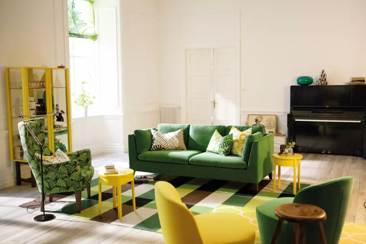 ห้องสีเขียวที่อยู่อาศัย (65 ภาพ): คุณสมบัติการออกแบบตกแต่งภายในในโทนสีเขียว สีอะไรรวมสีเขียว? การลงทะเบียนของผนังของห้องโถง 9639_21
