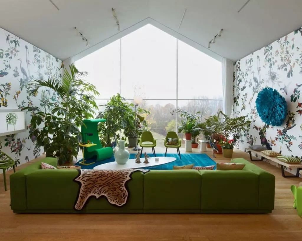 Green living room (65 photos): interior design features in green tones. What color combines green? Registration of the walls of the hall 9639_43