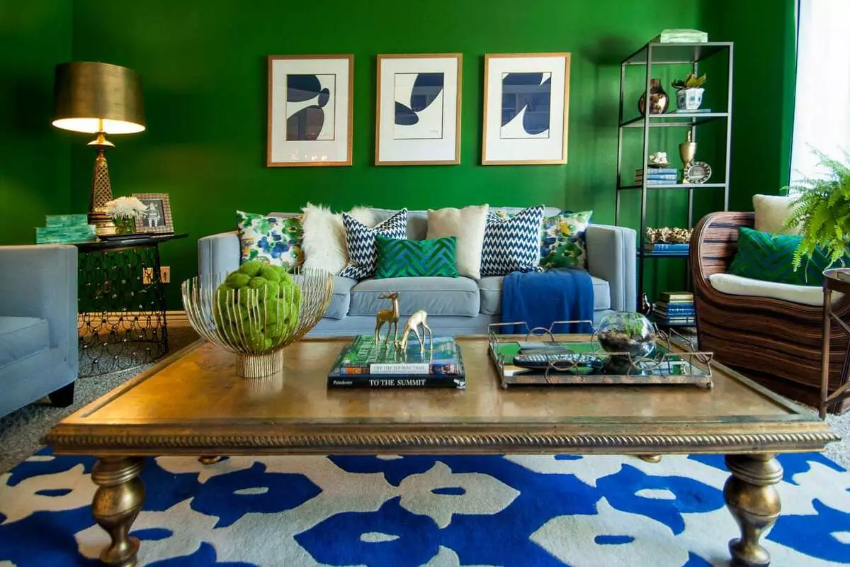Phòng khách xanh (65 ảnh): Các tính năng thiết kế nội thất trong tông màu xanh lá cây. Màu gì kết hợp màu xanh lá cây? Đăng ký các bức tường của hội trường 9639_7
