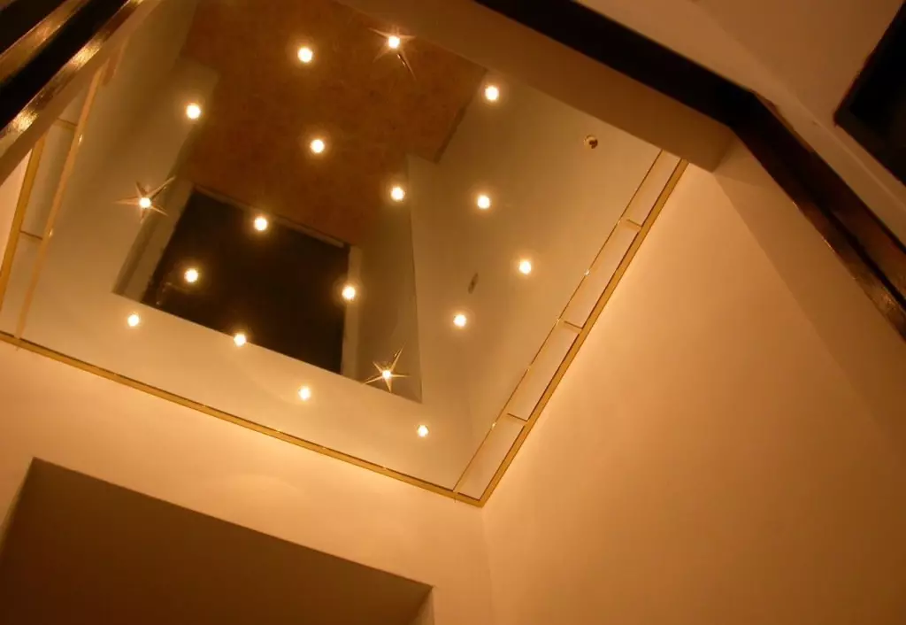Stretch-Decken aus einer Ebene für die Halle (56 Fotos): Zweifarbige Einzeldecken in der Wohnung, kombinierte glänzende und matte Stretchdecken im Inneren 9640_16