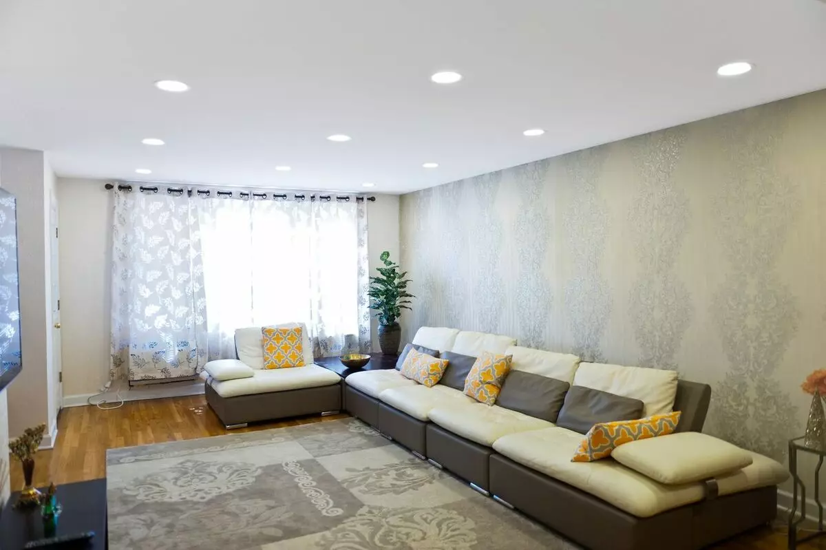 Stretch-Decken aus einer Ebene für die Halle (56 Fotos): Zweifarbige Einzeldecken in der Wohnung, kombinierte glänzende und matte Stretchdecken im Inneren 9640_2