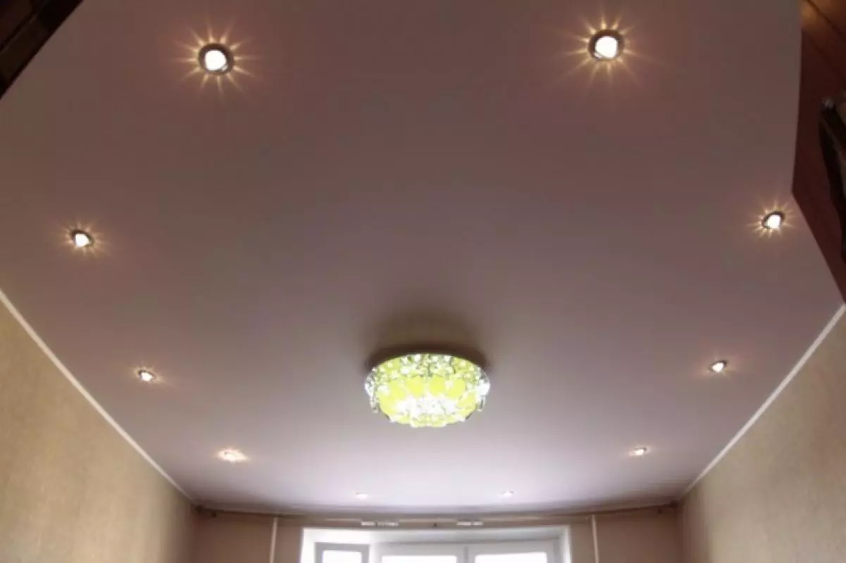 Stretch-Decken aus einer Ebene für die Halle (56 Fotos): Zweifarbige Einzeldecken in der Wohnung, kombinierte glänzende und matte Stretchdecken im Inneren 9640_20