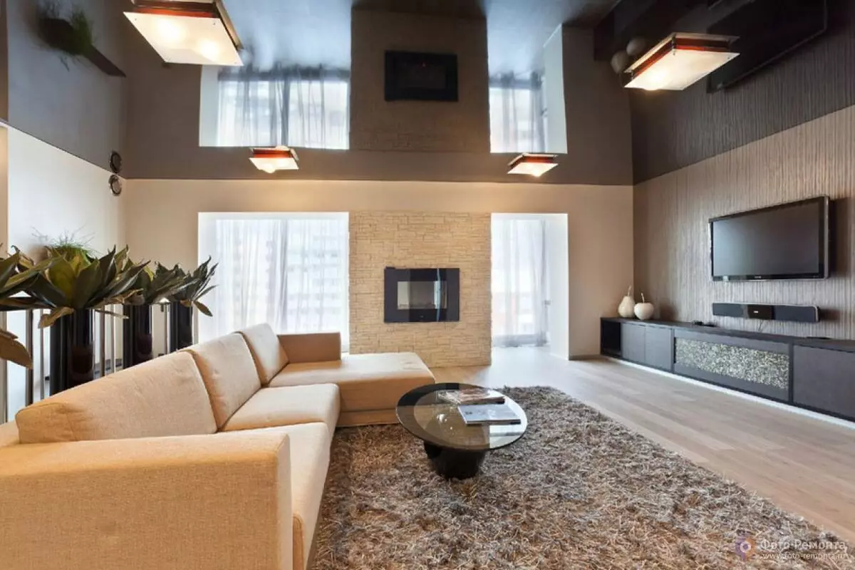 Stretch-Decken aus einer Ebene für die Halle (56 Fotos): Zweifarbige Einzeldecken in der Wohnung, kombinierte glänzende und matte Stretchdecken im Inneren 9640_31