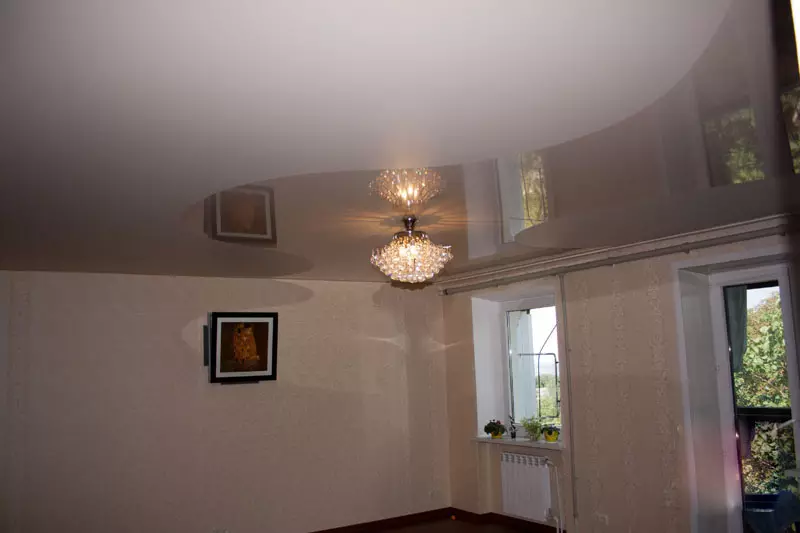 Stretch-Decken aus einer Ebene für die Halle (56 Fotos): Zweifarbige Einzeldecken in der Wohnung, kombinierte glänzende und matte Stretchdecken im Inneren 9640_33